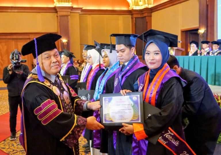 Universitas Pakuan Cetak 713 Lulusan Siap Berkarya untuk Bangsa