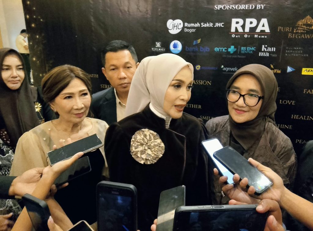 Ketua YKI Kota Bogor Yantie Rachim (Tengah) Didampingi Kepala Dinas Kesehatan Kota Bogor Erna Nuraena (Kanan) dan Beberapa Pengurus YKI