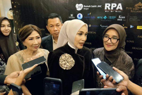 Ketua YKI Kota Bogor Yantie Rachim (Tengah) Didampingi Kepala Dinas Kesehatan Kota Bogor Erna Nuraena (Kanan) dan Beberapa Pengurus YKI