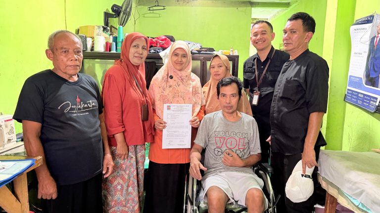 Mulyani Salurkan Bantuan Kursi Roda dan Alat Bantu Dengar melalui POKIR 2025 ‎